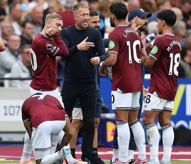 棋牌室里的“暗号系统”：揭秘合伙打牌时那些不起眼的动作。（牌局里的默契密码：合伙打牌时不易察觉的小动作）