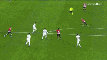 棒球与未来能源太阳能电池板在现代球场屋顶的应用